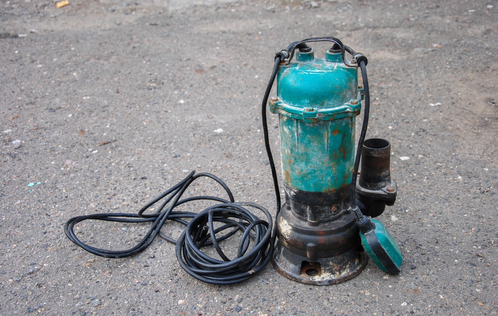 Old,Submersible,Sewage,Pump,On,The,Ground.,An,Old,Submersible