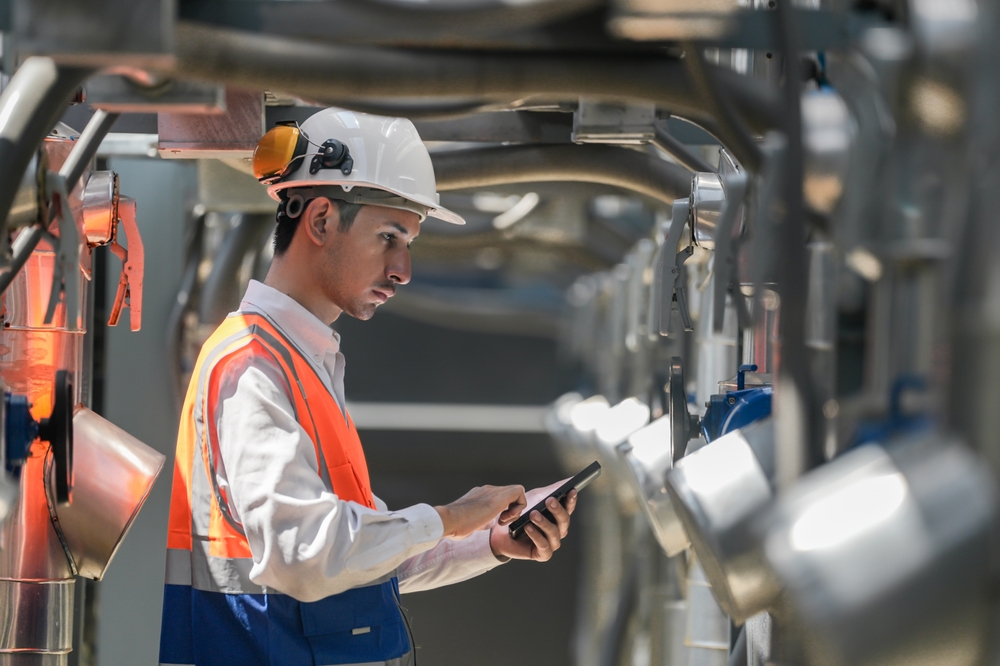 Engineers,Inspect,Gas,And,Water,Pipes,For,Power,And,Cooling