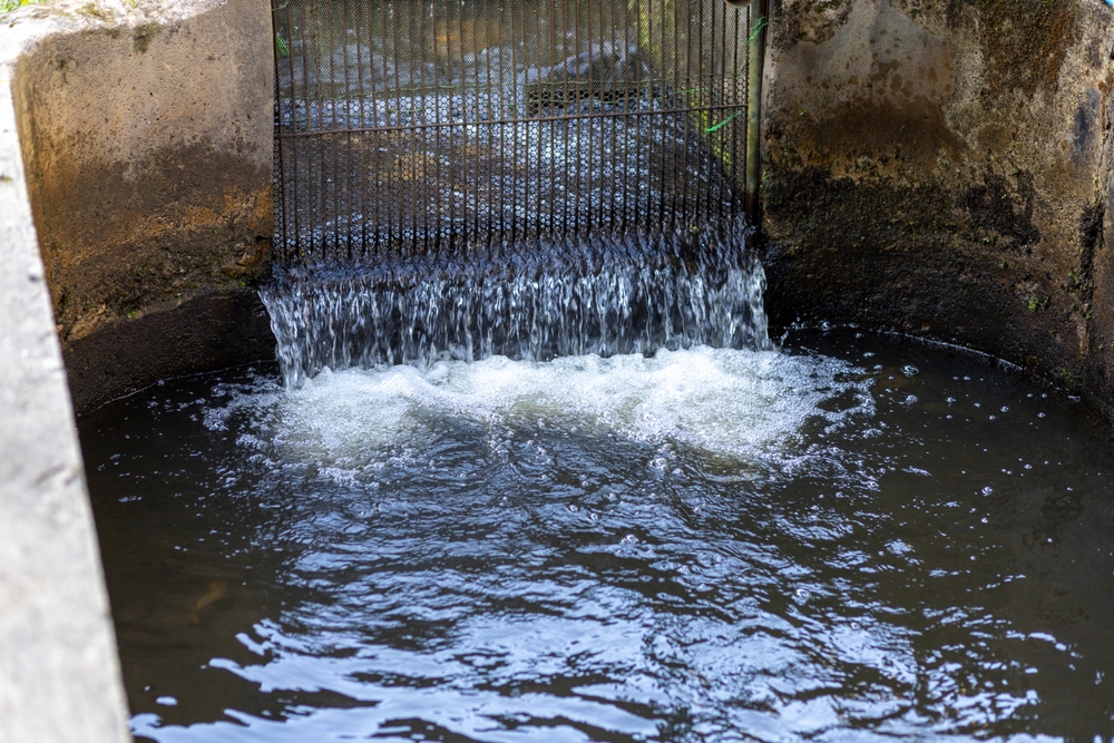Selective,Focus,Screen,To,Treat,Water,In,Wastewater,Gutters,,Making